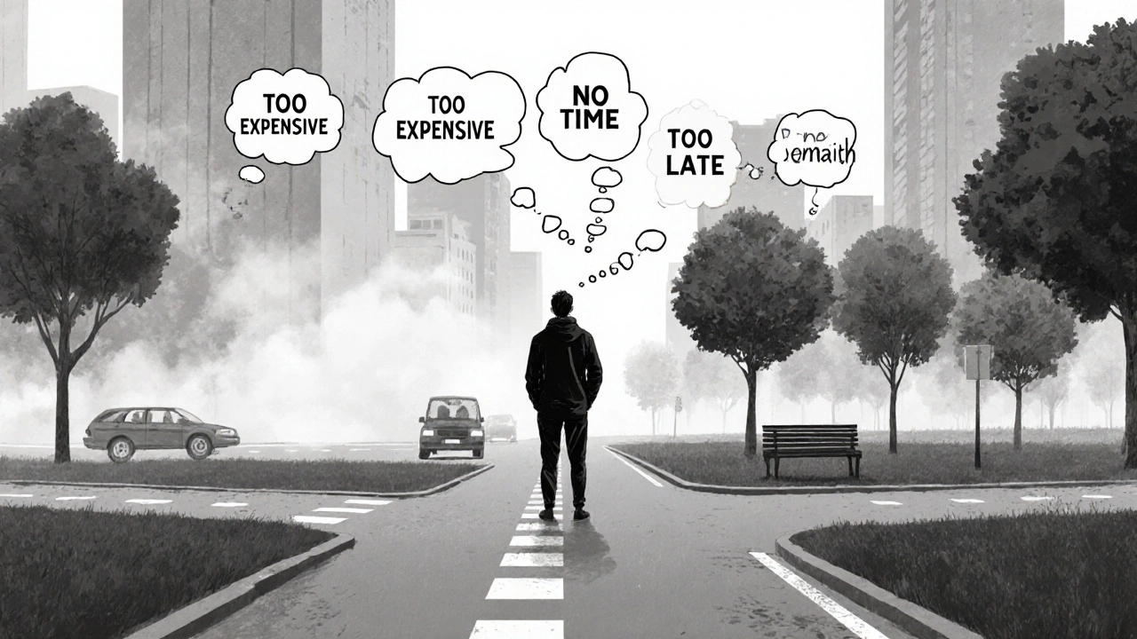 Osoba stojí na křižovatce mezi znečištěnou silnicí a klidným parkem, nad ní jsou myšlenky o omezeních.